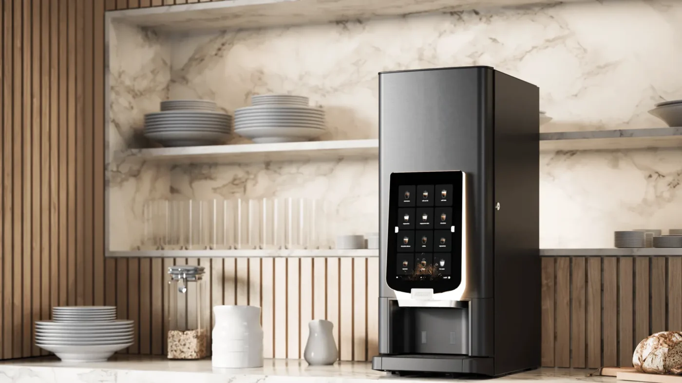 En moderne, svart kaffemaskin med berøringsskjerm står på en kjøkkenbenk i marmor, med hyller med servise og glass i bakgrunnen.