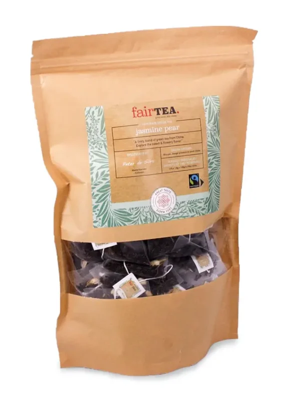 En delvis åpen pakke med FairTea Jasmin Pear te, med teposer inni, mot en hvit bakgrunn.
