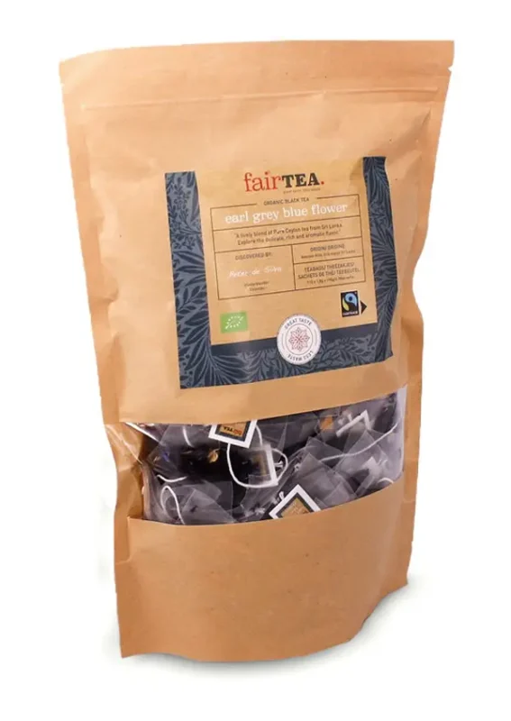En brun papiremballasje med FairTea Earl Grey Blue Flower-te, delvis åpen på toppen og avslører teposer inni.