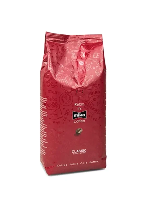 En rød kaffepose merket "miko kaffebønner" med illustrasjoner og tekst relatert til kaffe, merket som "klassisk" variant.