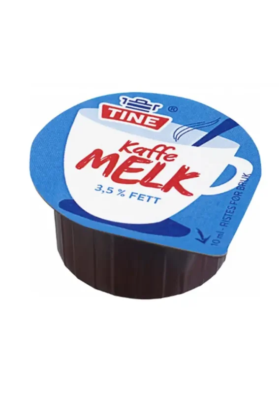 En tine-merke engangs kaffekrembeholder med en blå og hvit etikett, med teksten "kaffe melk 3,5% fett.