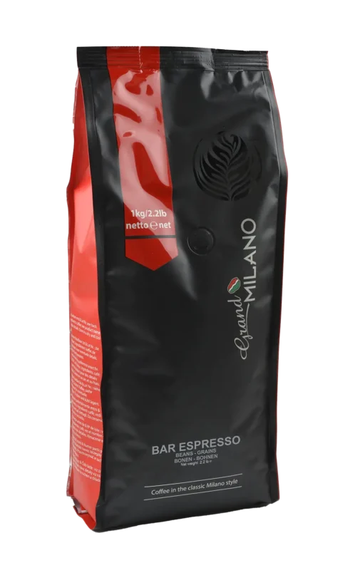 En pose på 1 kg Lavazza Gusto Milano Bar Espresso kaffebønner. Emballasjen er svart og rød med detaljert tekst og logo.