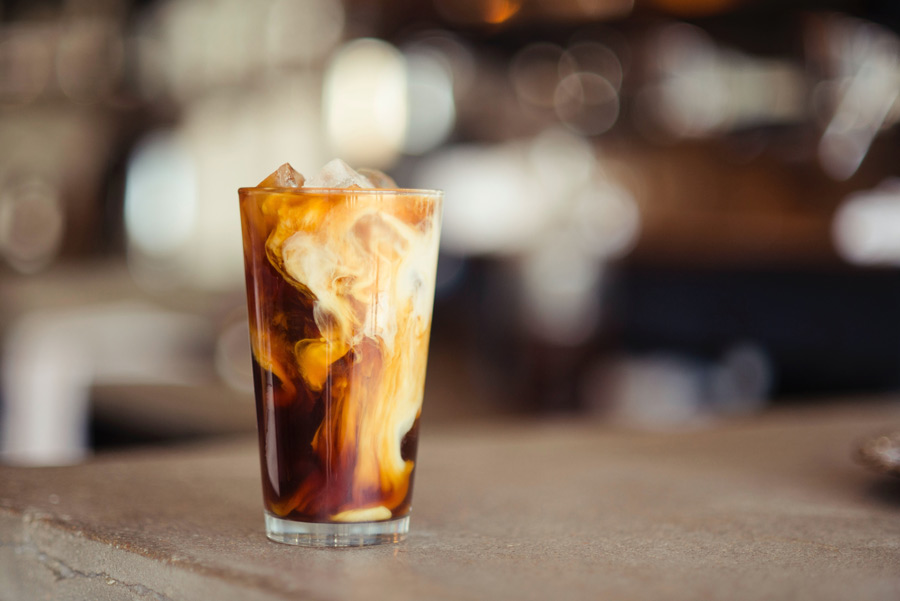 iskaffe i glass på bord