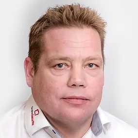 En mann med rødt slips.