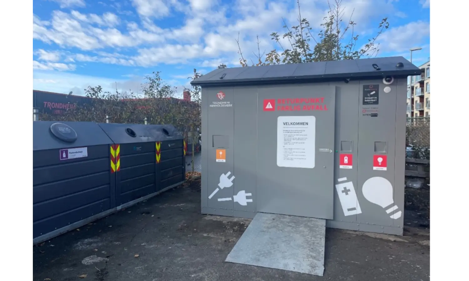 En ladestasjon for elbil på en parkeringsplass som drives av VEIDEKKE ENTREPRENØR AVD. TRØNDELAG.